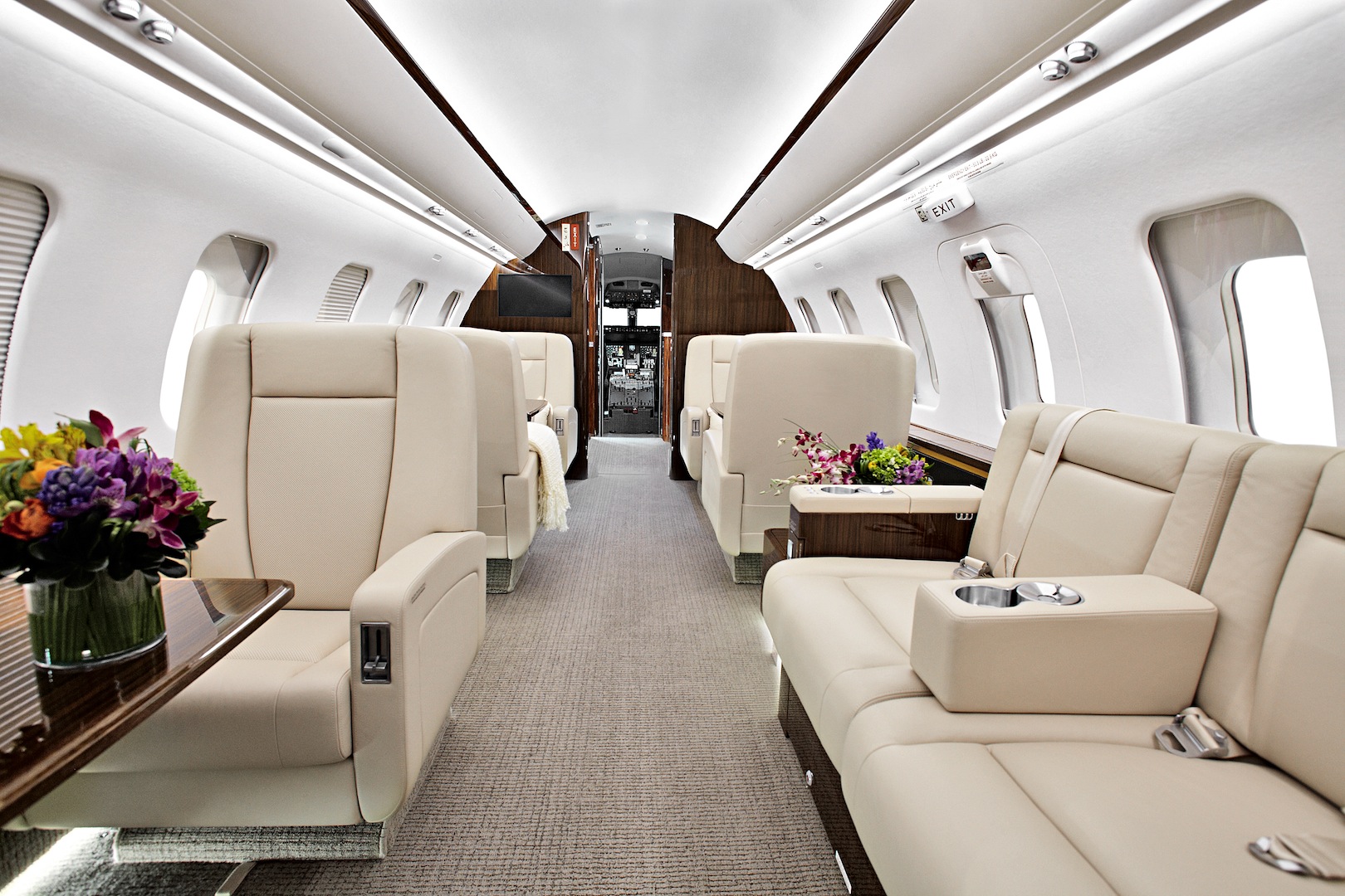 В салоне самолета Bombardier Challenger 605