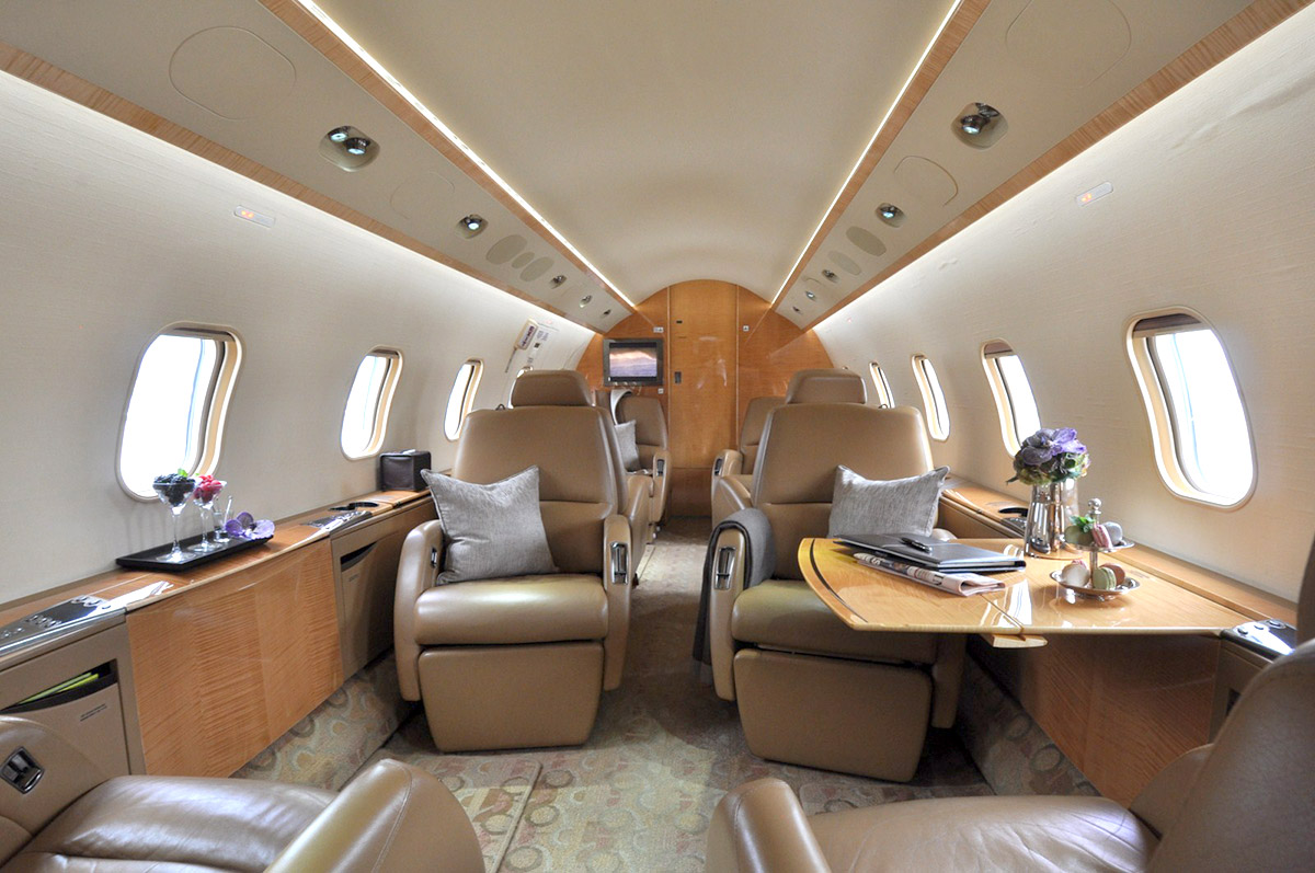 В салоне самолета Bombardier Challenger 300