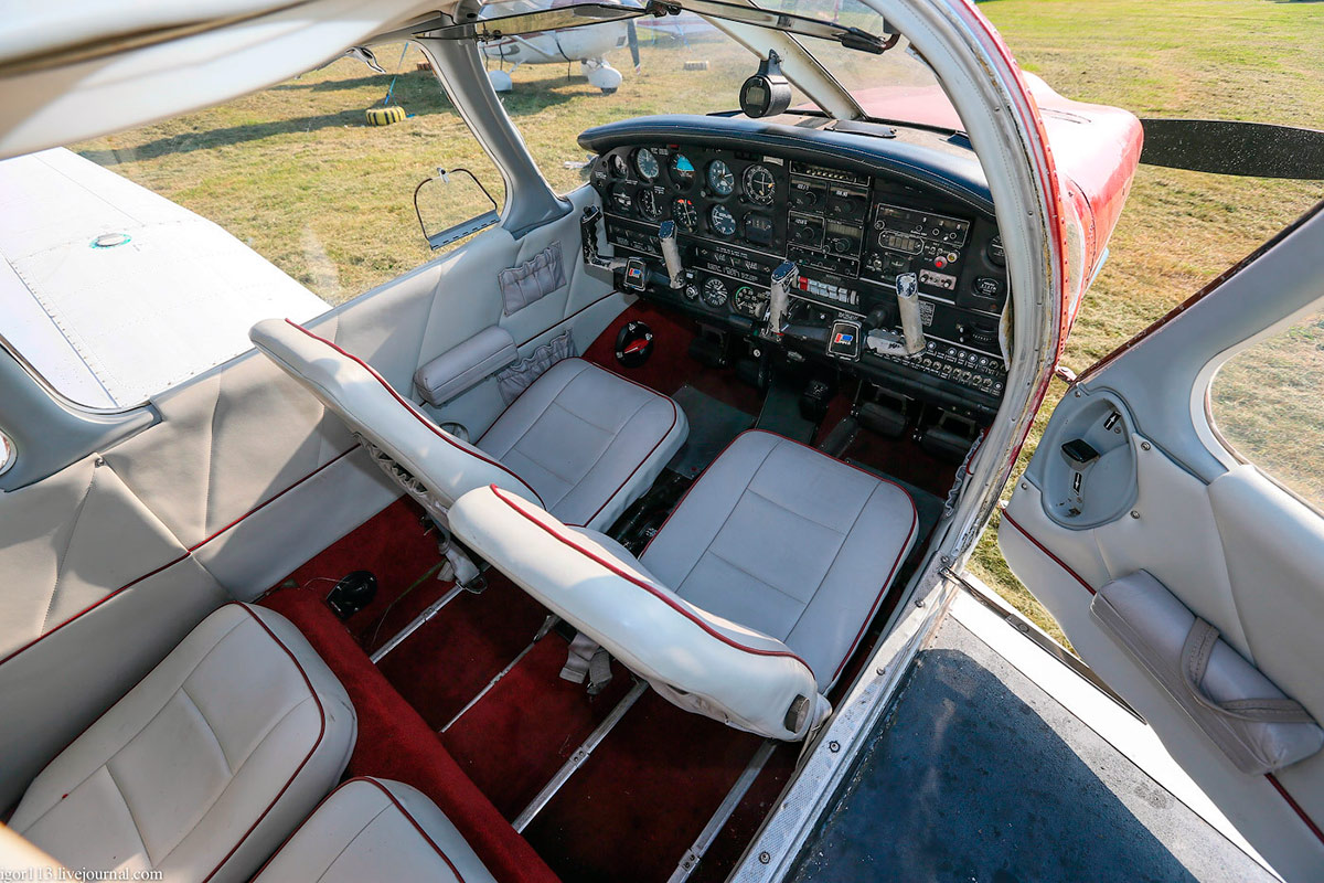 Салон, кабина самолета Piper PA-28 Cherokee Arrow